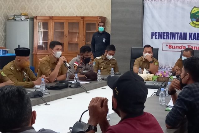 Puluhan Warga Temui Bupati Lingga Bahas Status Hukum dan Tambang Pasir