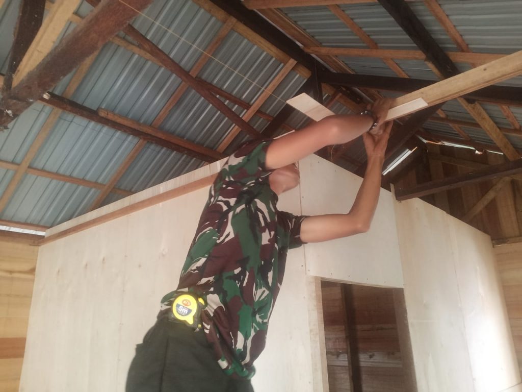 Pasang Atap Teras RTLH Rampung, Satgas TMMD Lanjutkan Pasang Plafon