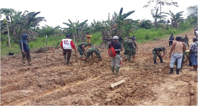 Gotong Royong Warga dan Satgas TMMD ke 112