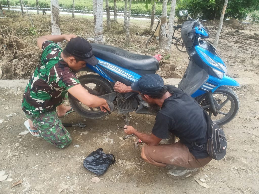 Kepedulian Satgas TMMD HST saat Melihat Warga Membetulkan Kendaraan Roda Dua