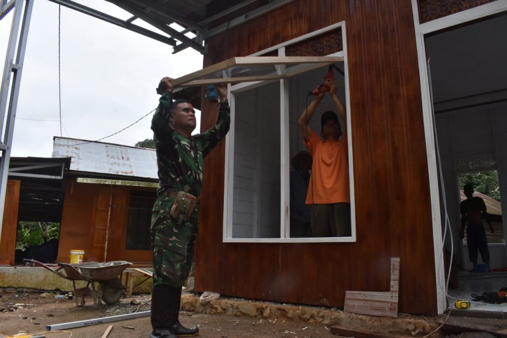 Pemasangan Jendela Musholla Noor Imam