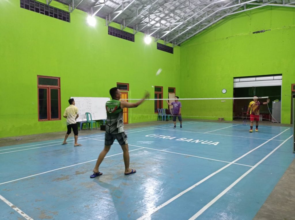 Jalin Silaturrahmi Dengan Warga, Anggota Satgas TMMD Kodim HST Bermain Bulu Tangkis