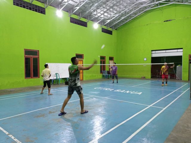 Jalin Silaturrahmi Dengan Warga, Anggota Satgas TMMD Kodim HST Bermain Bulu Tangkis