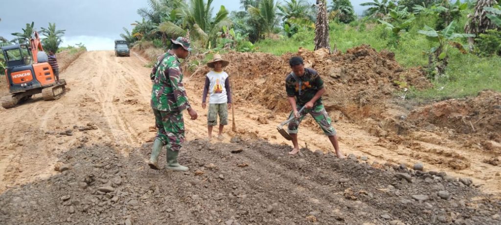 TMMD ke-112, Material Sirtu Di Hampar Anggota Satgas TMMD Kodim 1004/Kotabaru Dan Warga