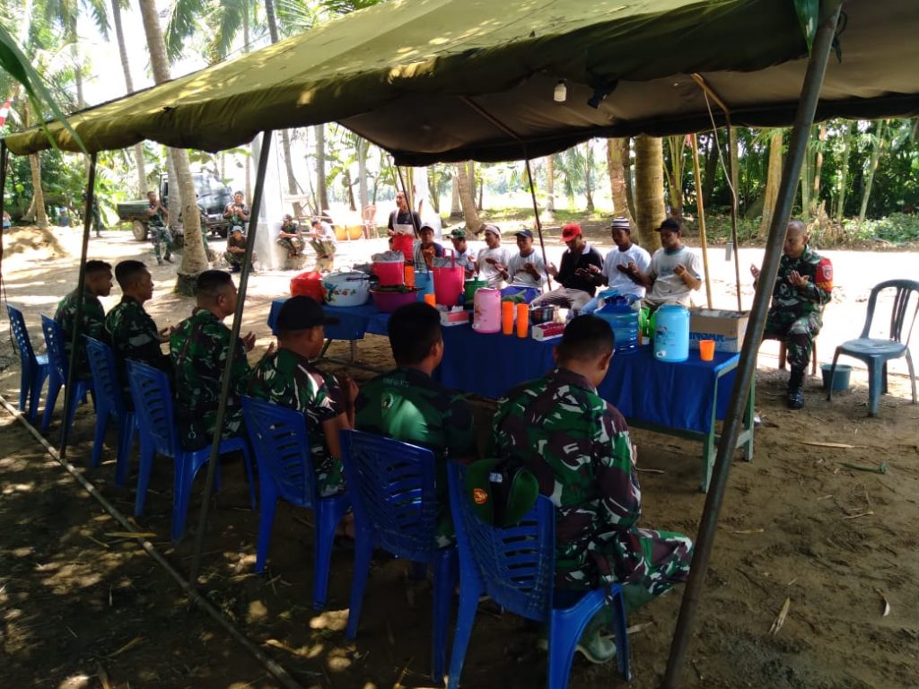 HUT TNI Ke-76, Anggota Satgas TMMD Kodim 1002/HST Dapat Kejutan Dari Warga Rantau Keminting