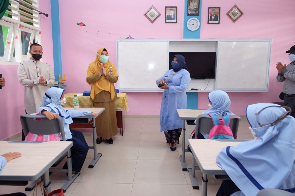 Rahma Tinjau Pelaksanaan PTM SDIT Al-Madinah