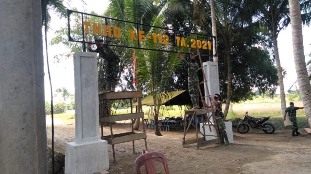 Pemasangan Nama Gapura TMMD ke-112 Tahap Pengecetan
