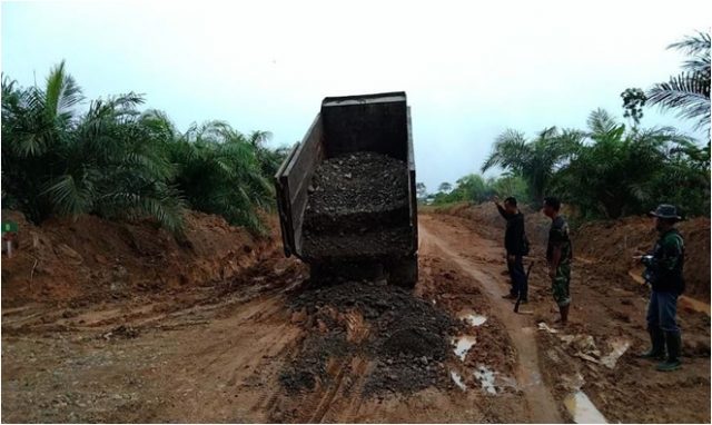 Terus Bekerja Tidak Kenal Lelah Masyarakat Desa Bersama Satgas TMMD Kodim 1004/kotabaru