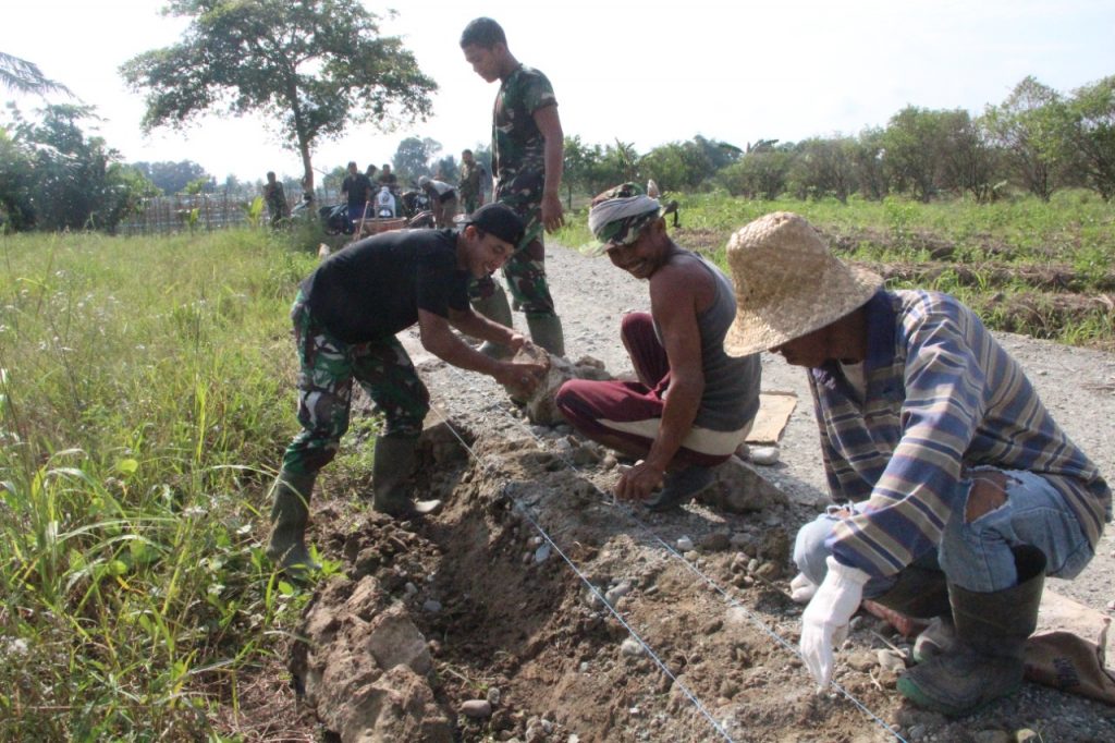 Peduli Lingkungan, Satgas TMMD dengan Warga Perbaiki Pondasi Batas Kanan Kiri Jalan