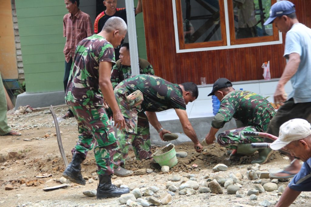 Bersama warga, Satgas TMMD Segera Rampungkan Renovasi Mushola Noor Iman