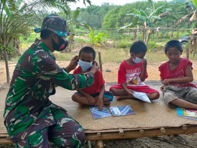 Anggota Satgas TMMD ke 112 Berikan Wawasan Pada Anak-anak