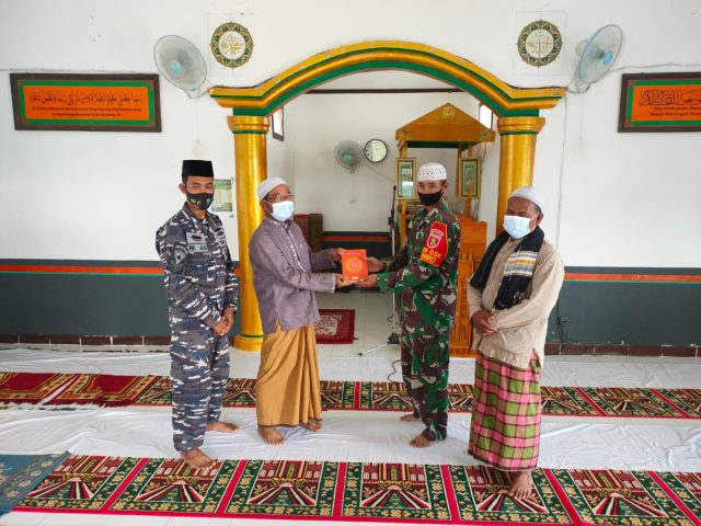 Satgas TMMD 112 Memberikan Kitab Suci Al-Quran Kepada Pengurus Masjid