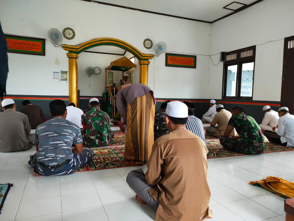 Anggota Satgas TMMD dan Masyarakat, Shalat Jumat Berjamaah Di Masjid Desa Manunggul Baru