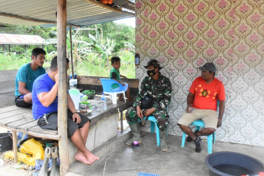 Komsos Eratkan Persaudaraan di Lokasi TMMD dan Warga