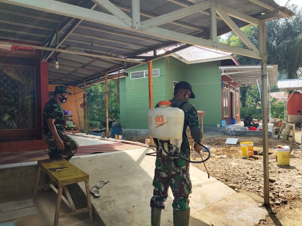Minimalisir Penyebaran Corona, Babinsa Kasarangan Semprotkan Disinfektan Di Lokasi TMMD