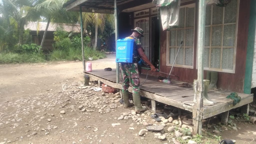 Satgas TMMD Kodim HST, Semprot Cairan Disimfektan ke Rumah Warga