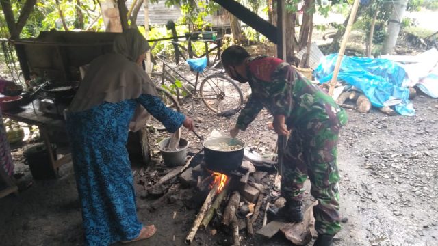 Satgas TMMD ikut Memasak, Bantu Warga Menyiapkan Kegiatan Syukuran
