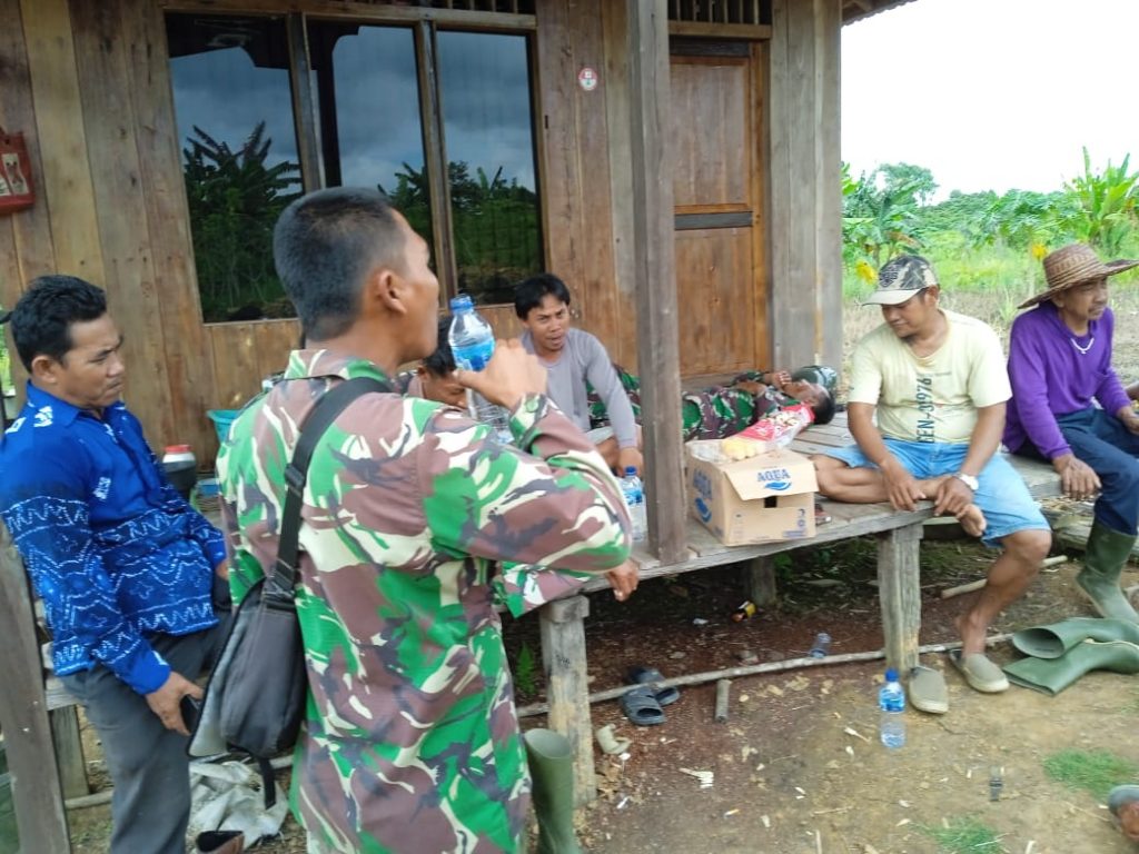 Usir Letih Satgas TMMD Kodim 1004/Kota Baru Istirahat Sejenak Dengan Warga