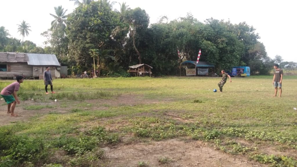 Bersama Anak – anak, Satgas TMMD Asik Bermain Sepak Bola
