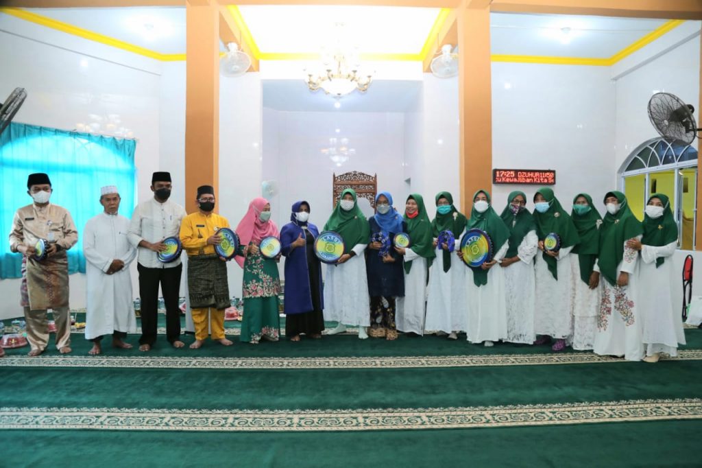 1 Set Kompang Untuk Majelis Taklim Masjid Al Kautsar Dari Walikota Rahma