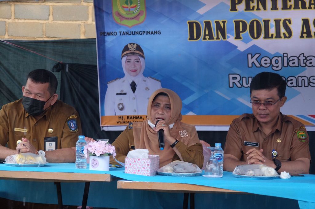 Dalam Kondisi Hujan, Rahma Tetap Beri Bantuan ke Pengusaha Ternak Sapi
