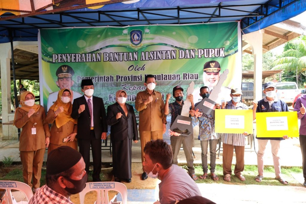 Rahma Serahkan Bantuan Alsintan dan Pupuk Buat Tingkatkan Hasil Tani