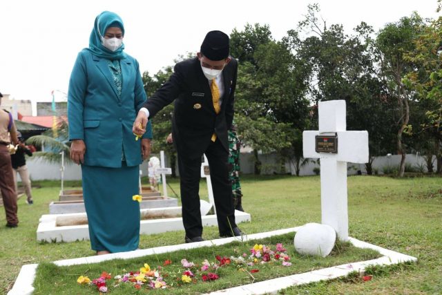 Gubernur Ansar Tabur Bunga di Makam Mantan Gubernur Kepri