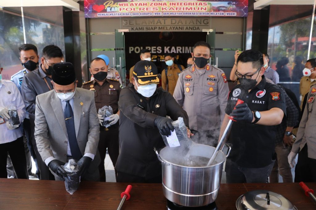 Kapolres Bersama Bupati Karimun Musnahkan Barang Bukti Narkoba