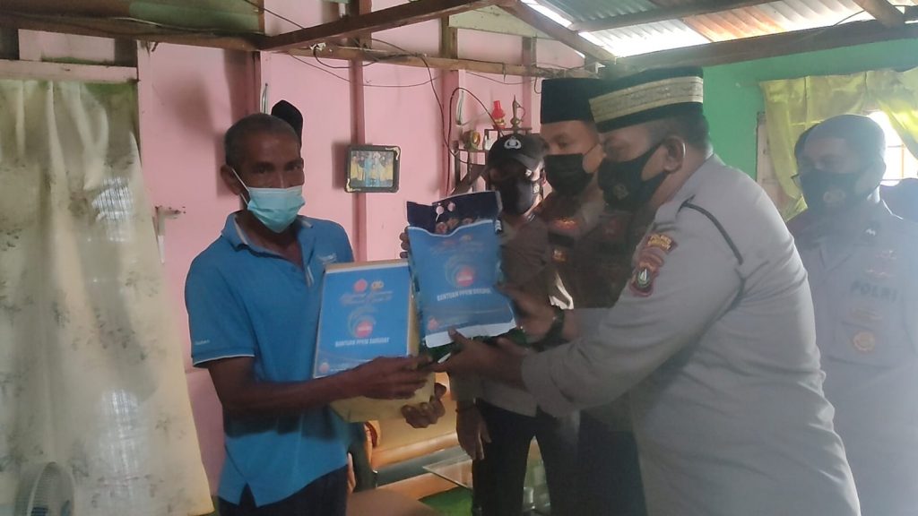 Jum’at Berkah, Kapolres Karimun Bantu Penderita penyakit Stroke
