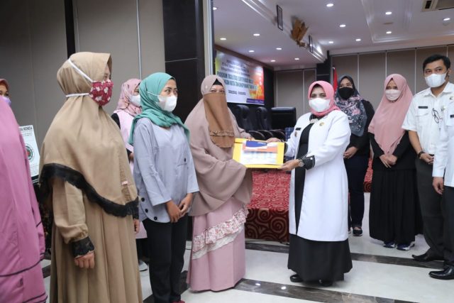 Walikota Rahma Serahkan Sertifikat Halal Untuk Produk IKM