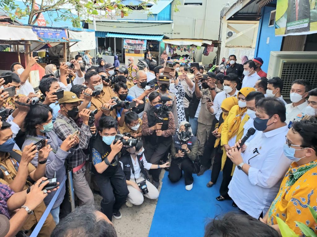 Tiba di Bintan, Airlangga Langsung Tinjau Operasi Pasar Murah