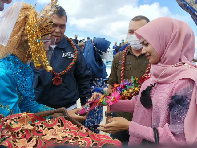 Warga Padati Pelabuhan Sambut Kedatangan Rombongan Bupati Natuna
