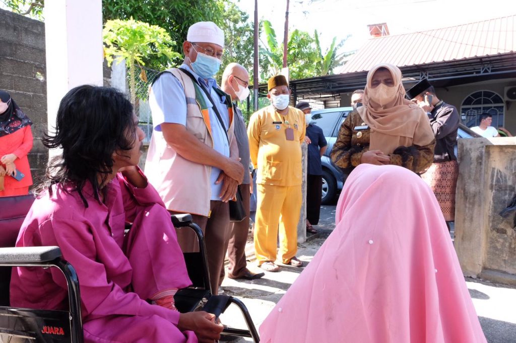 Walikota Rahma Serahkan Bantuan Kursi Roda Untuk Warga Tuna Grahita