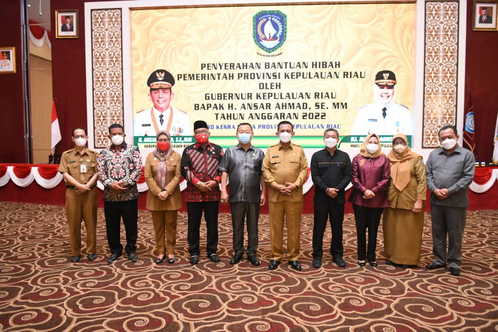 Gubernur Ansar Serahkan Bantuan Hibah Rumah Ibadah dan Organisasi Islam se Tanjungpinang
