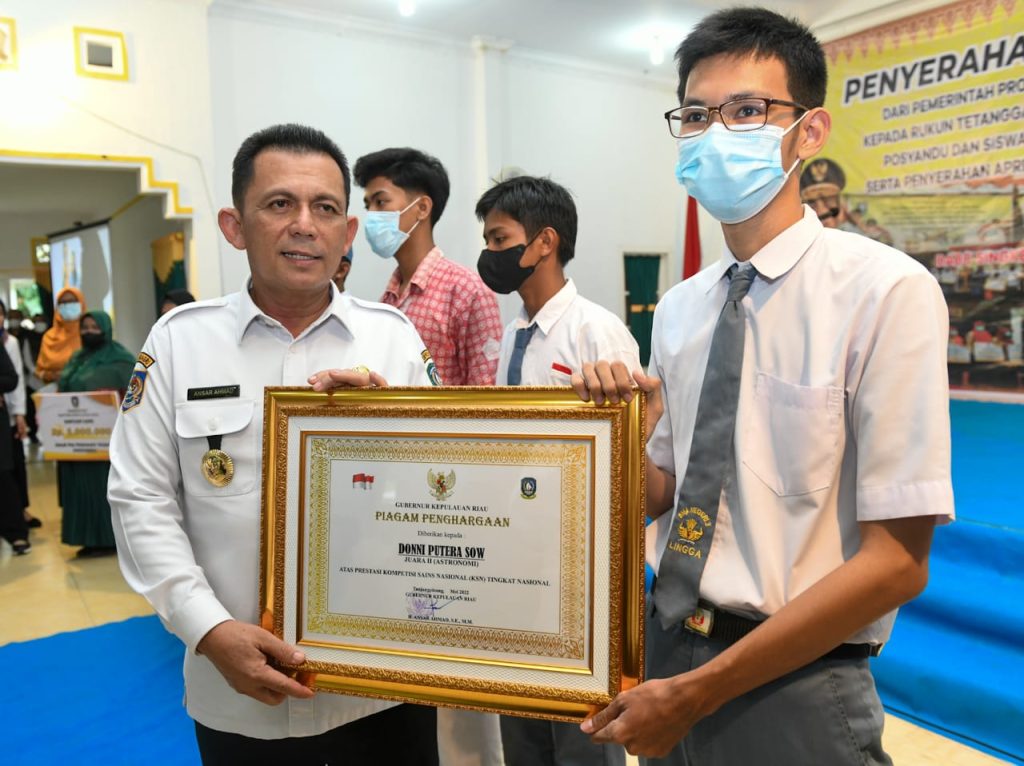Gubernur Ansar Serahkan Bantuan RT/RW & Kader Posyandu di Lingga Senilai Rp2,2 Miliar