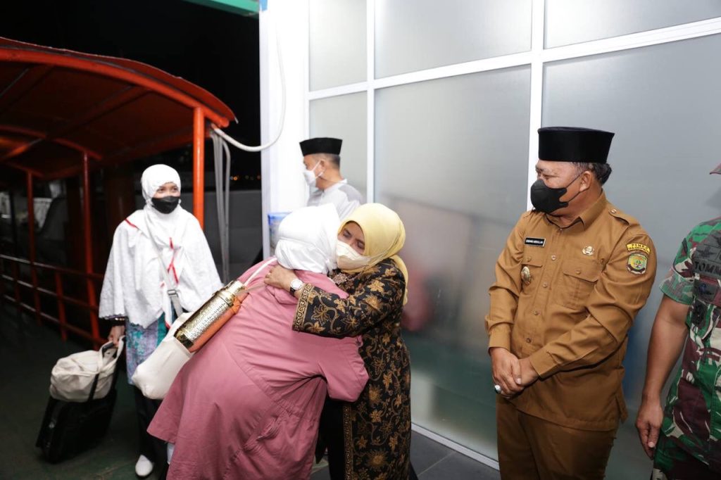 Rahma Sambut Kepulangan Jamaah Haji dengan Pelukan Hangat