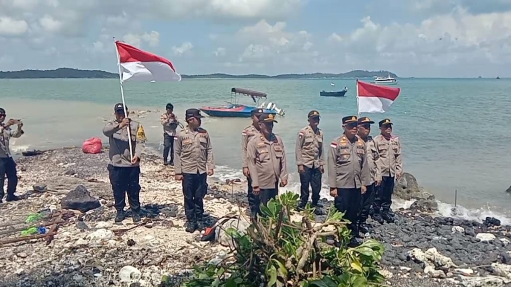 Polsek Bintan Timur Kibarkan Merah Putih di Pulau Sentut