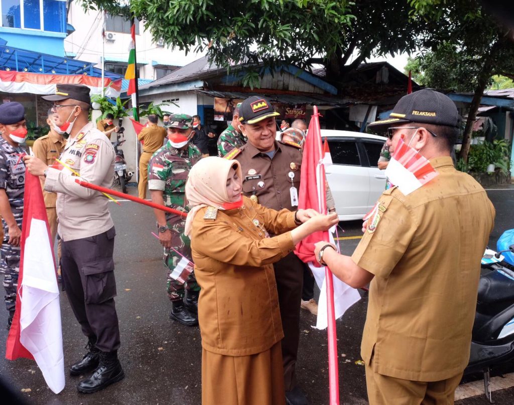 Rahma dan Forkopimda Kompak Serahkan 1.000 Bendera Merah Putih ke Warga