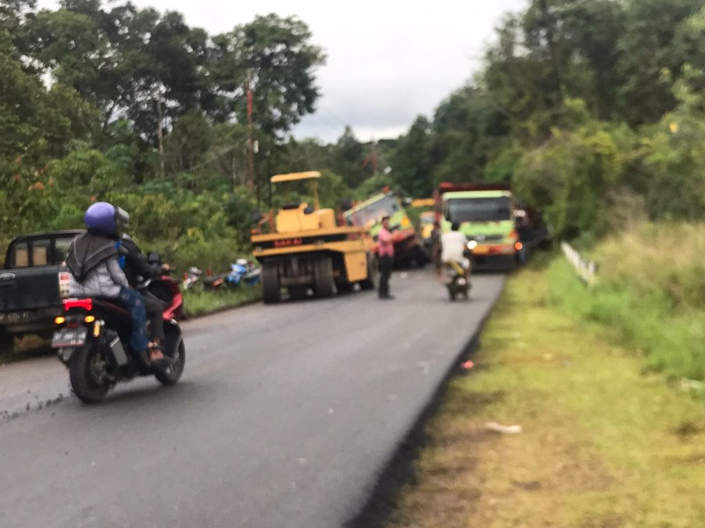 Truk Pengangkut Aspal Terjungkal, Arus Lintas Barat Terganggu