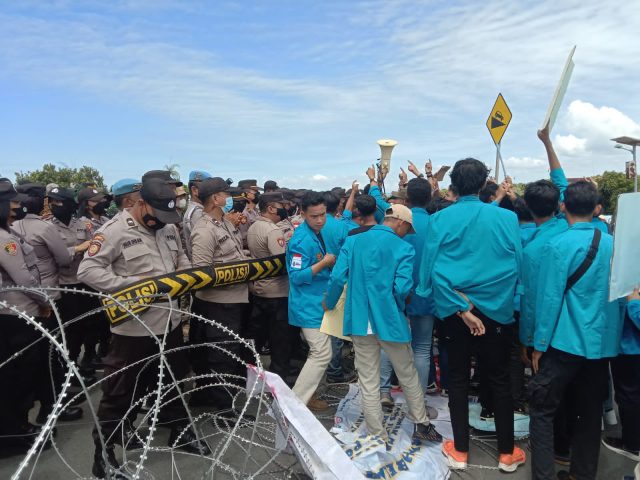 Satu Mahasiswa UMRAH Pingsan Saat Demo di Kantor DPRD Kepri