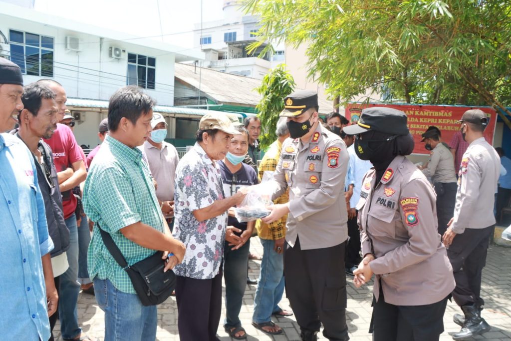 Jum’at Berkah, Wakapolresta Tanjungpinang Berbagi Nasi Kotak Buat Buruh dan Ojek di Pelabuhan SBP