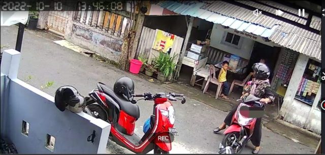 Aksi Pencurian Kalung Emas dengan Modus Cari Pengasuh Anak Terekam CCTV