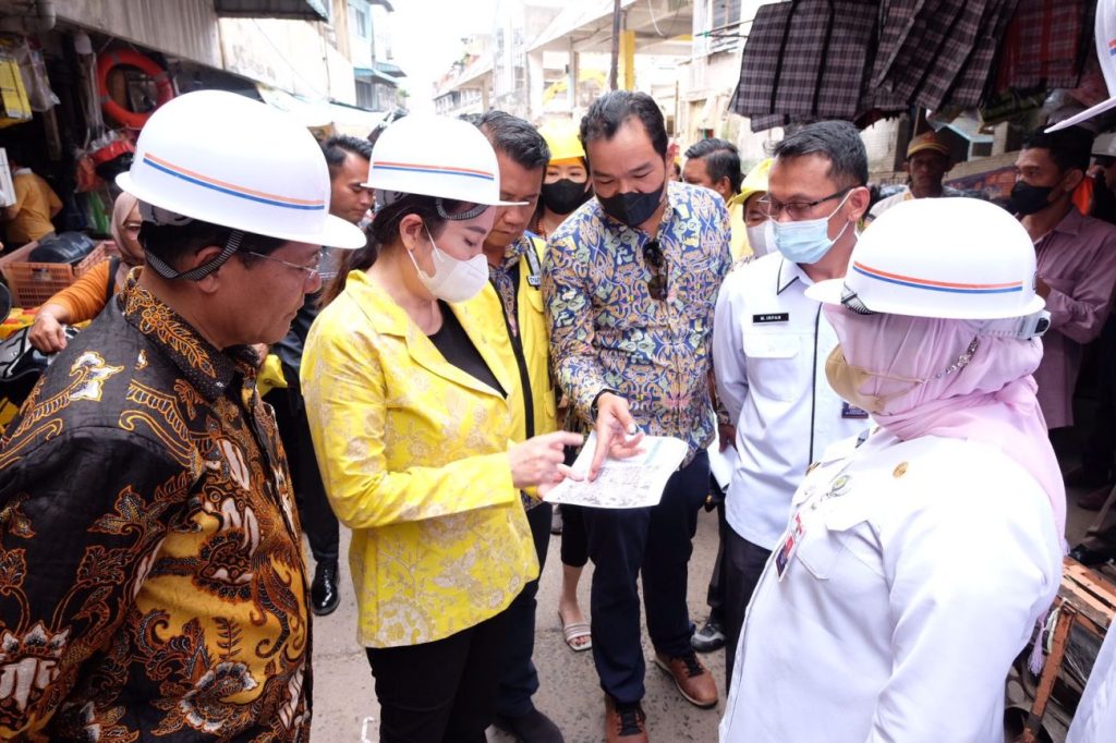 Tinjau Pembongkaran Pasar Bersama Anggota DPR RI, Rahma Imbau Pedagang Mau Pindah Demi Keselamatan