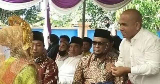 Ketua Komisi I DPRD Natuna, Wan Arismunandar menerima sekapur sirih saat menghadiri acara pelepasan siswa di SDN 003 Sungai Ulu, Sabtu 28 Mei 2022.