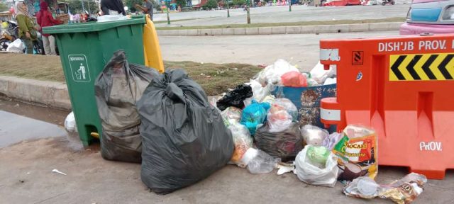 Bukan Pemko, Tumpukan Sampah di Taman Tugu Sirih Proyeknya PUPR Kepri