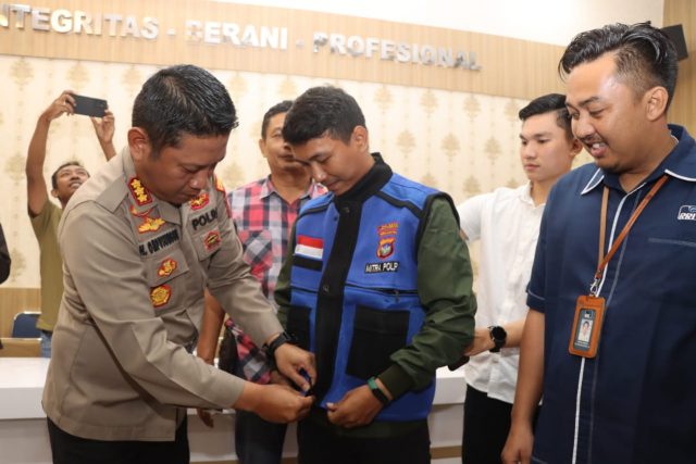 Usai Gelar Jumat Curhat, Kini Kapolresta Tanjungpinang Beri Rompi Khusus Buat Wartawan