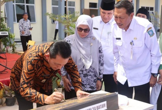 Usai Resmikan Bangunan DAK SMAN 24, Ansar Sebut IPM Kepri Terbaik se-Sumatera