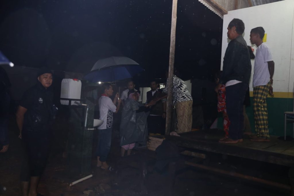 Malam Hari Disertai Hujan, Rahma Turun Langsung Bantu Warga