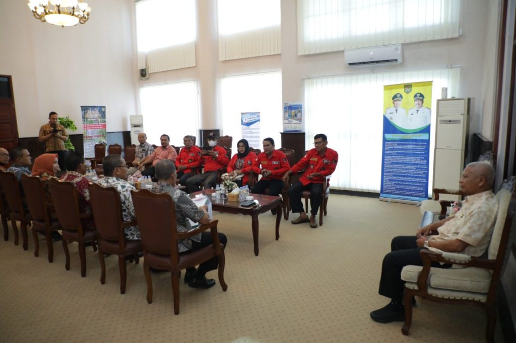Bupati Surya Terima Audiensi PBB Asahan di Ruang Kerjanya