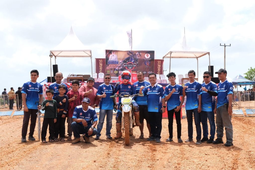 Serba Biru, Tim Peradi-Ikadin Tanjungpinang jadi Perhatian di Kejuaraan Motocross